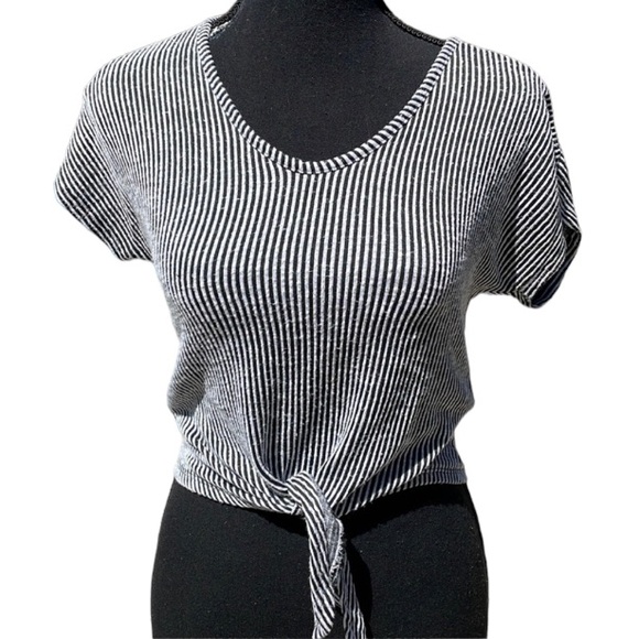 Tops - EUC! Black and white striped crop top with cute tie!